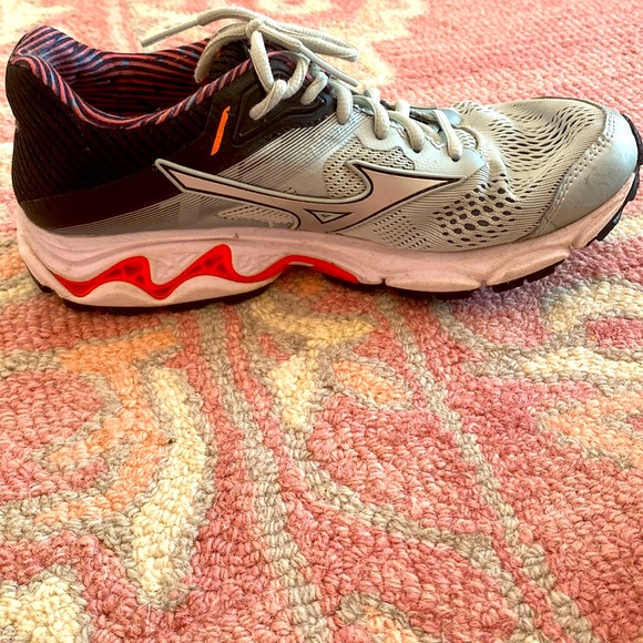 Women’s Mizuno Wave Inspire 15 Series. - Picture 4 of 5